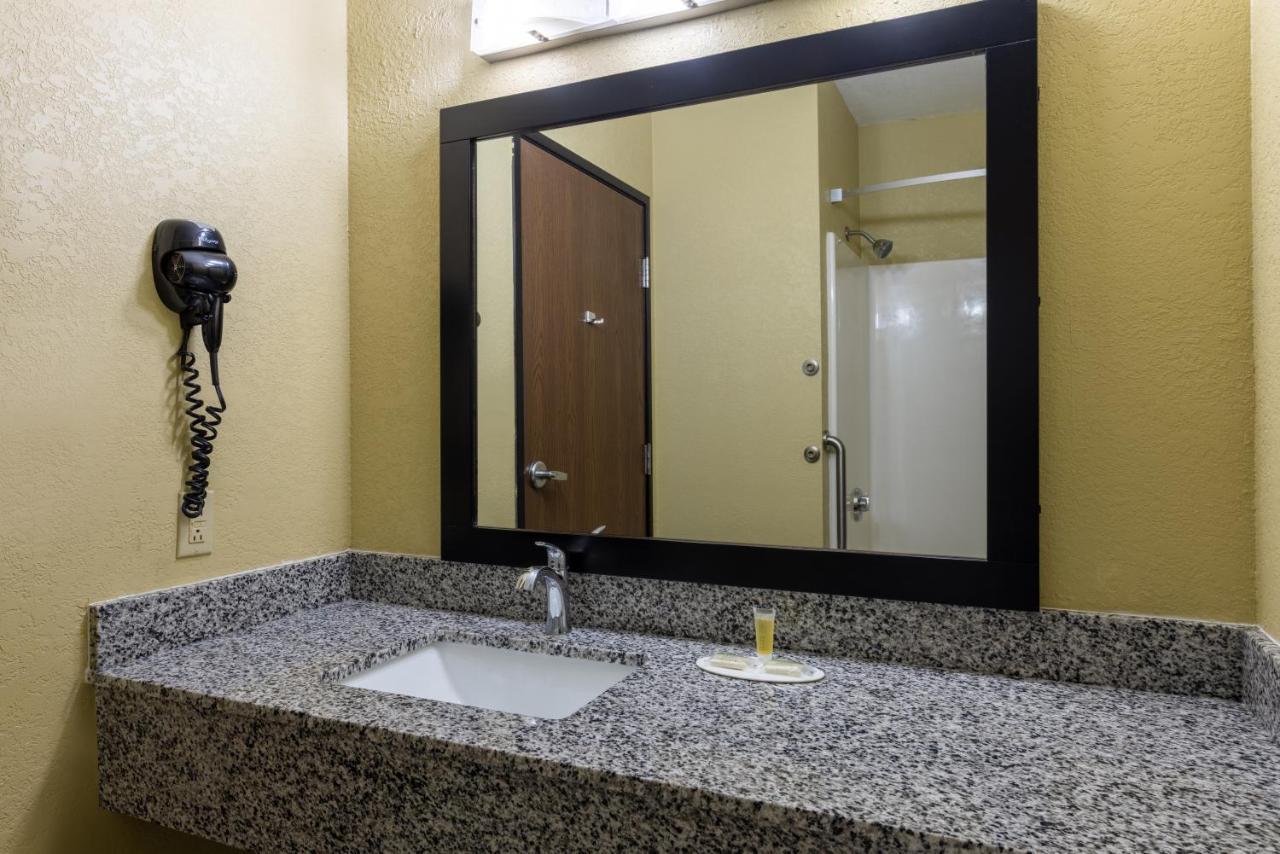 Hotel Super 8 By Wyndham Nixa/Springfield Area Exterior foto